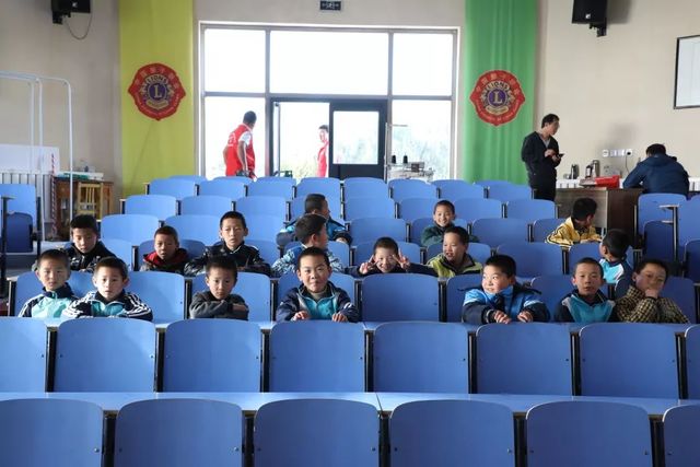 慰問孤兒院 慰問孤兒院